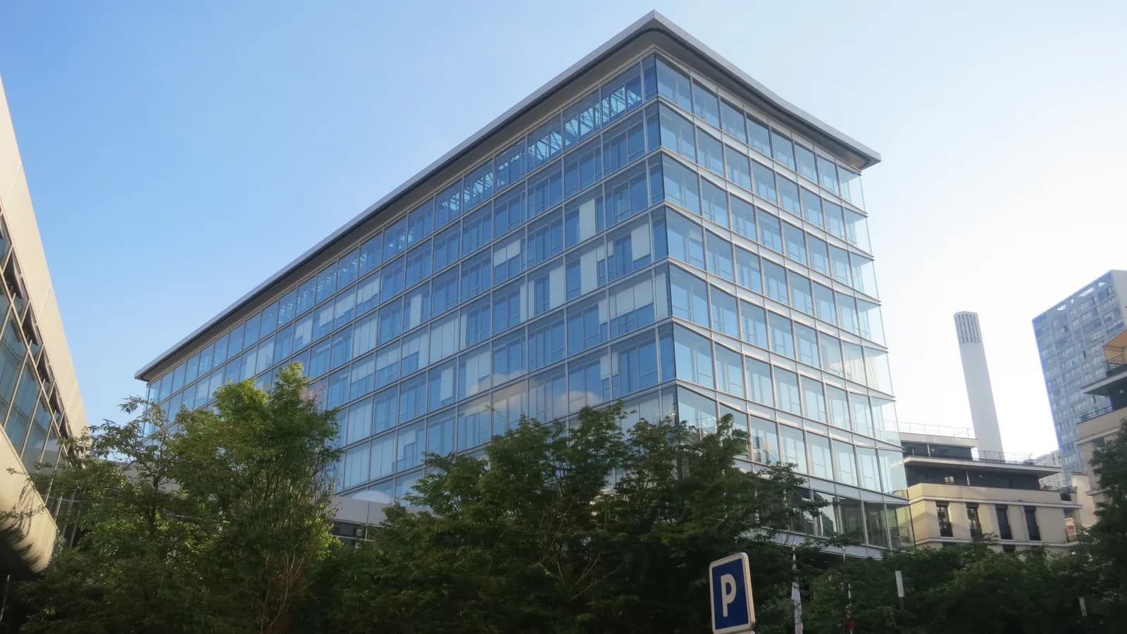 Immeuble de bureaux vitré de la Caisse d'allocations familiales de Paris