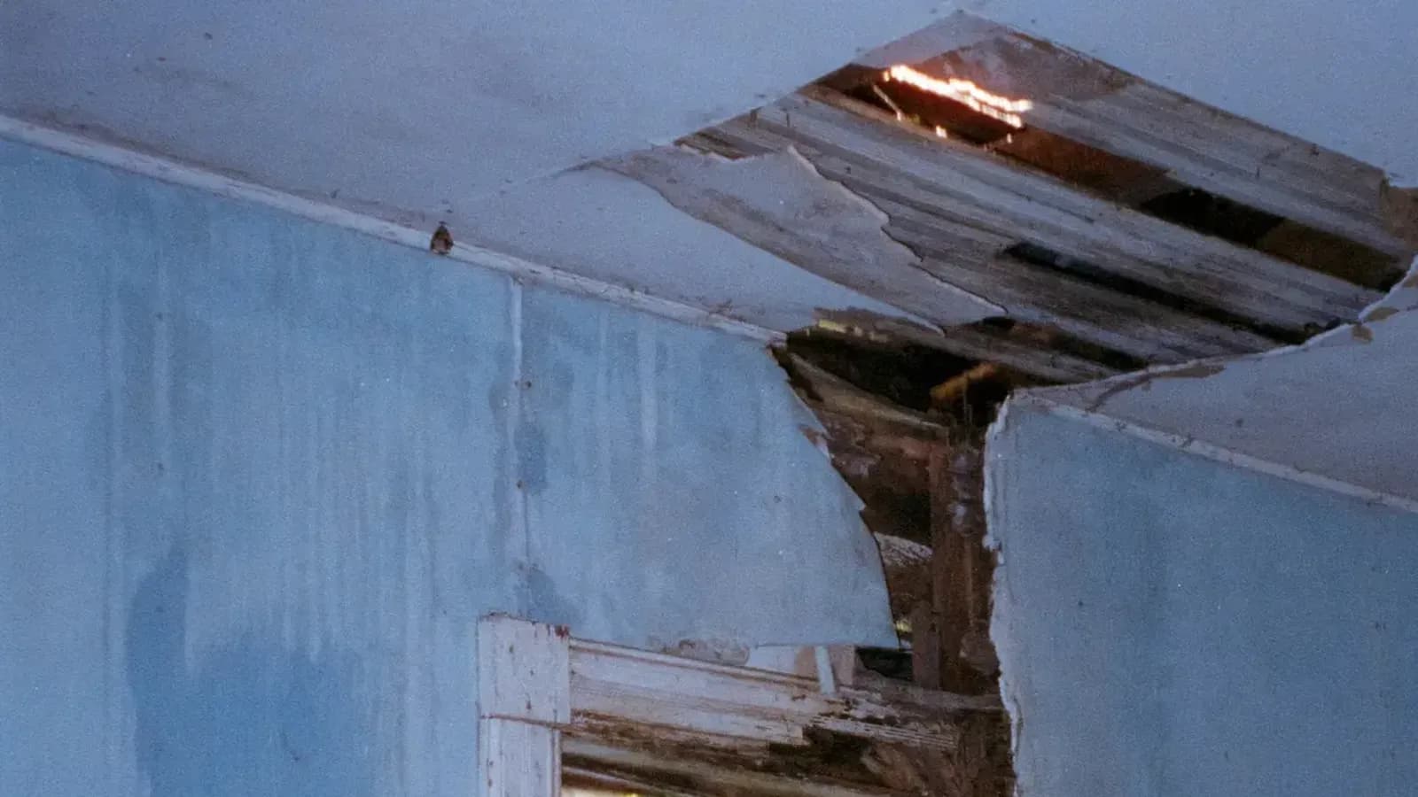 Plafond endommagé par un dégât des eaux dans une pièce