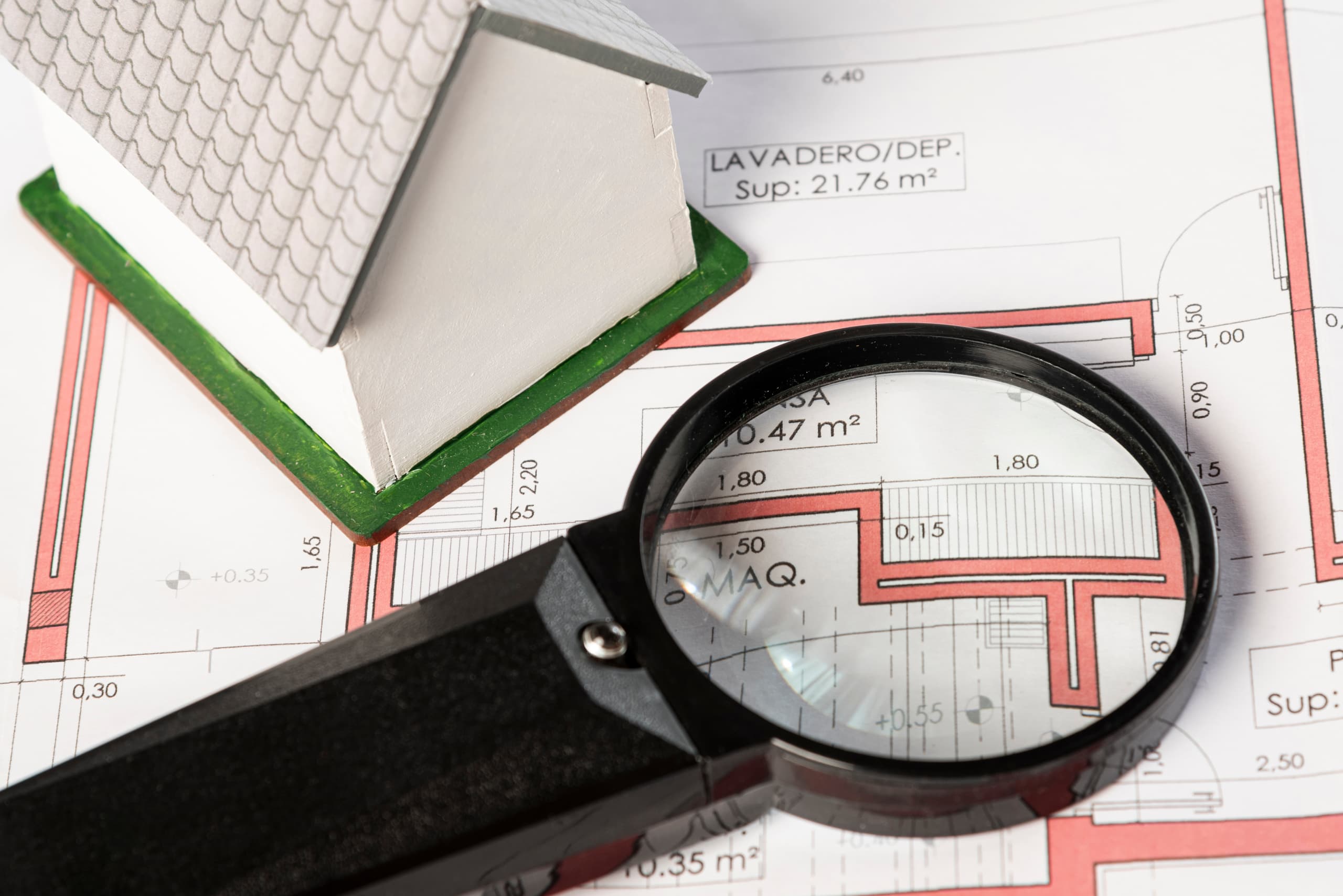 Plans immobiliers vus de haut avec loupe