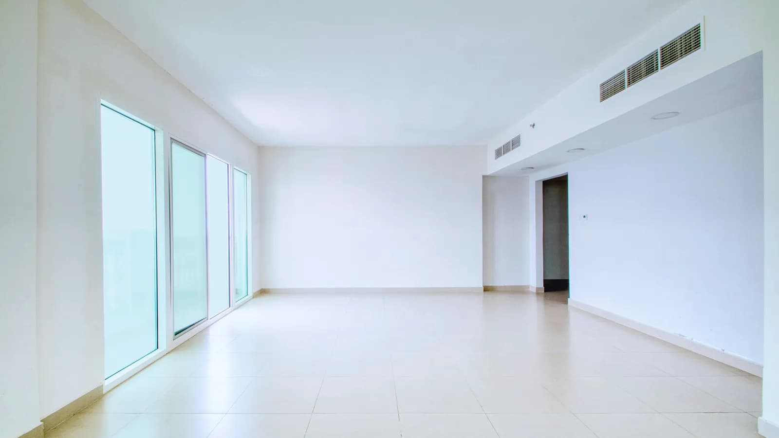 Séjour vide et lumineux d'un appartement avant l'entrée du locataire