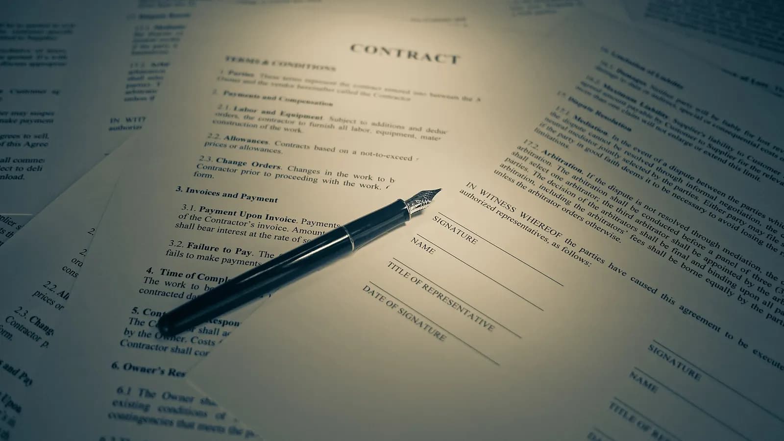 Contrat posé sur une table avec un stylo