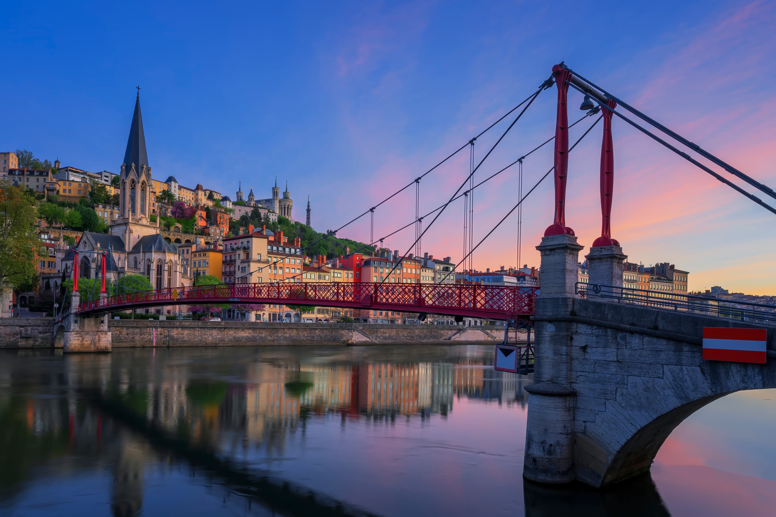 Passerelle rouge du matin à Lyon