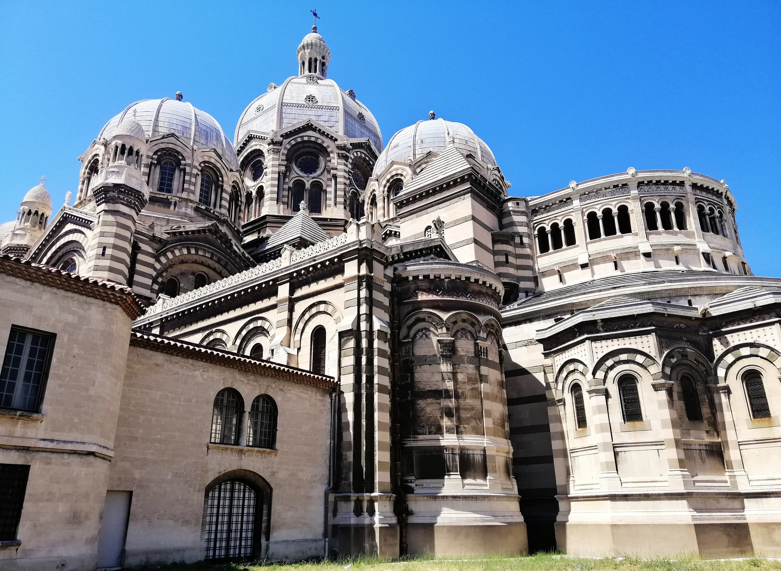 Cathédrale de Marseille vue en contre-plongée