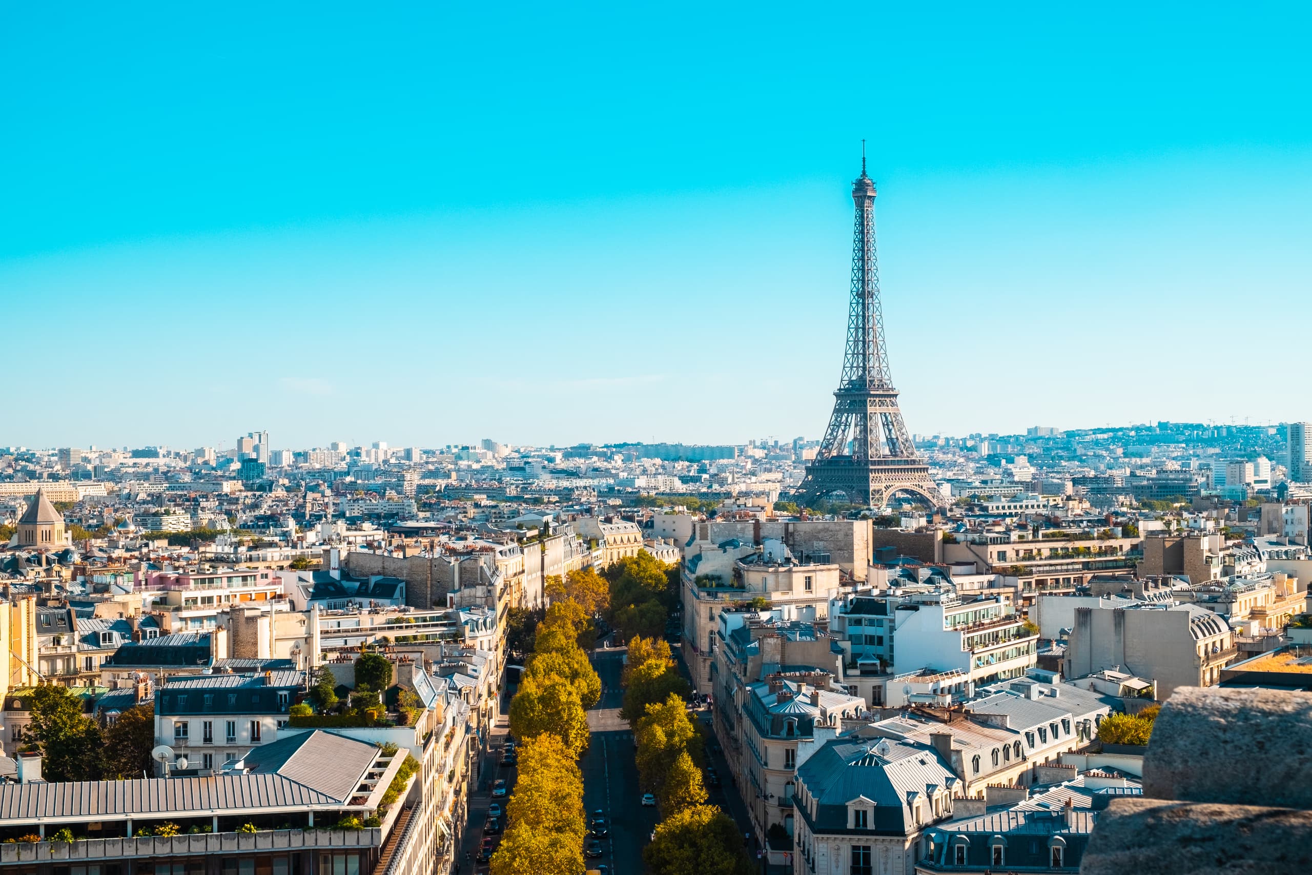 Panorama de Paris sous un ciel bleu ensoleillé
