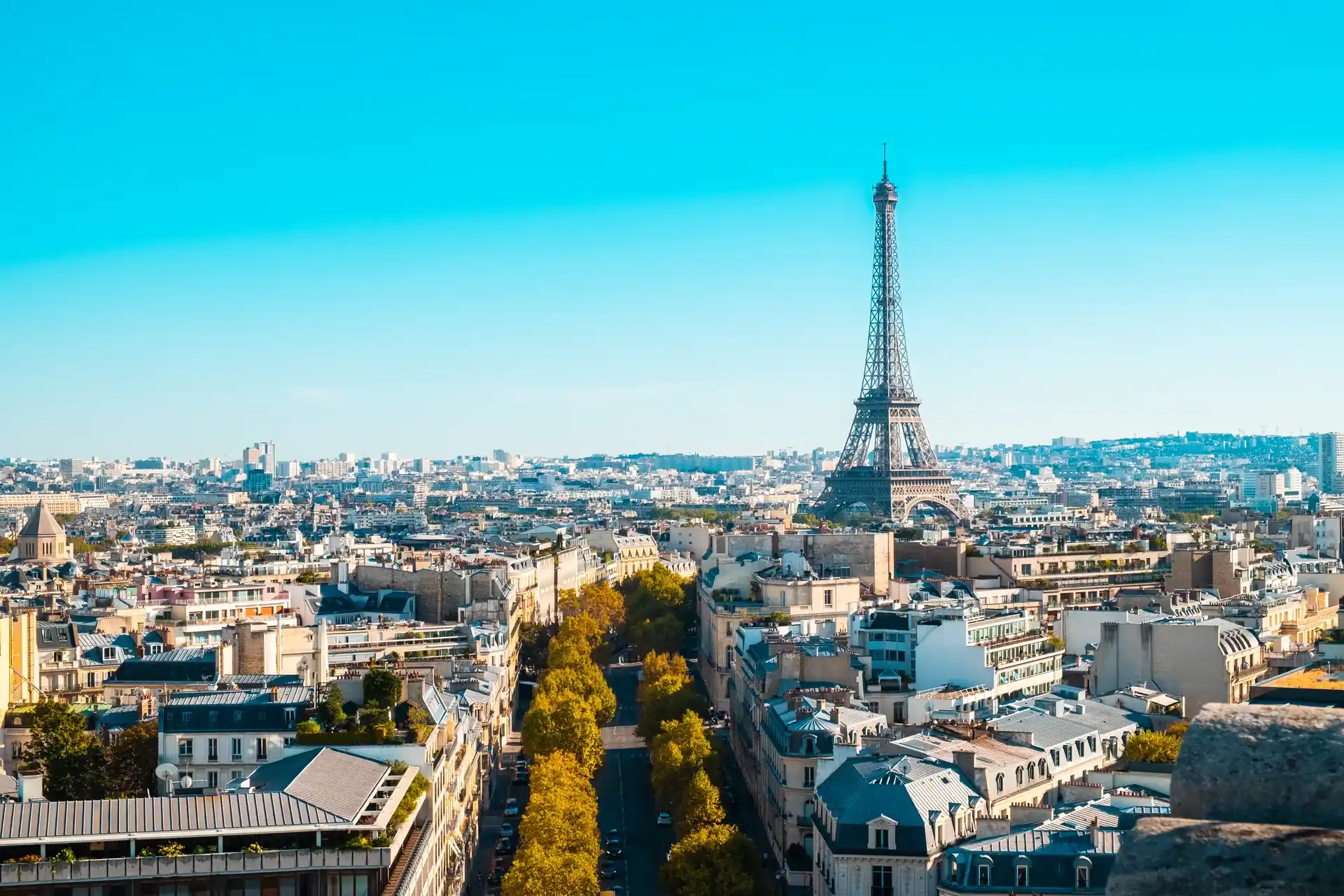 Panorama de Paris sous un ciel bleu ensoleillé