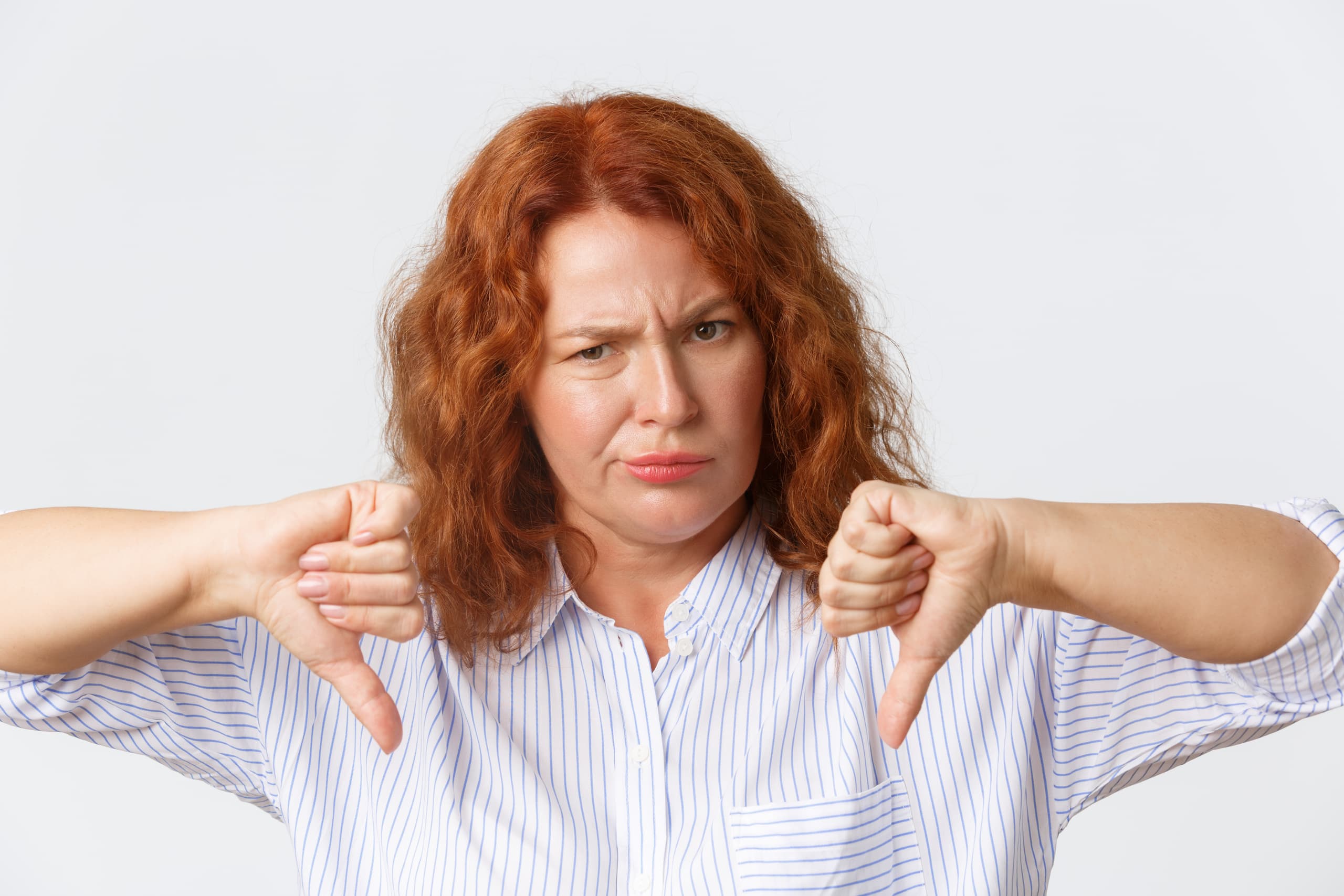 Personne montrant un pouce vers le bas, expression de désapprobation