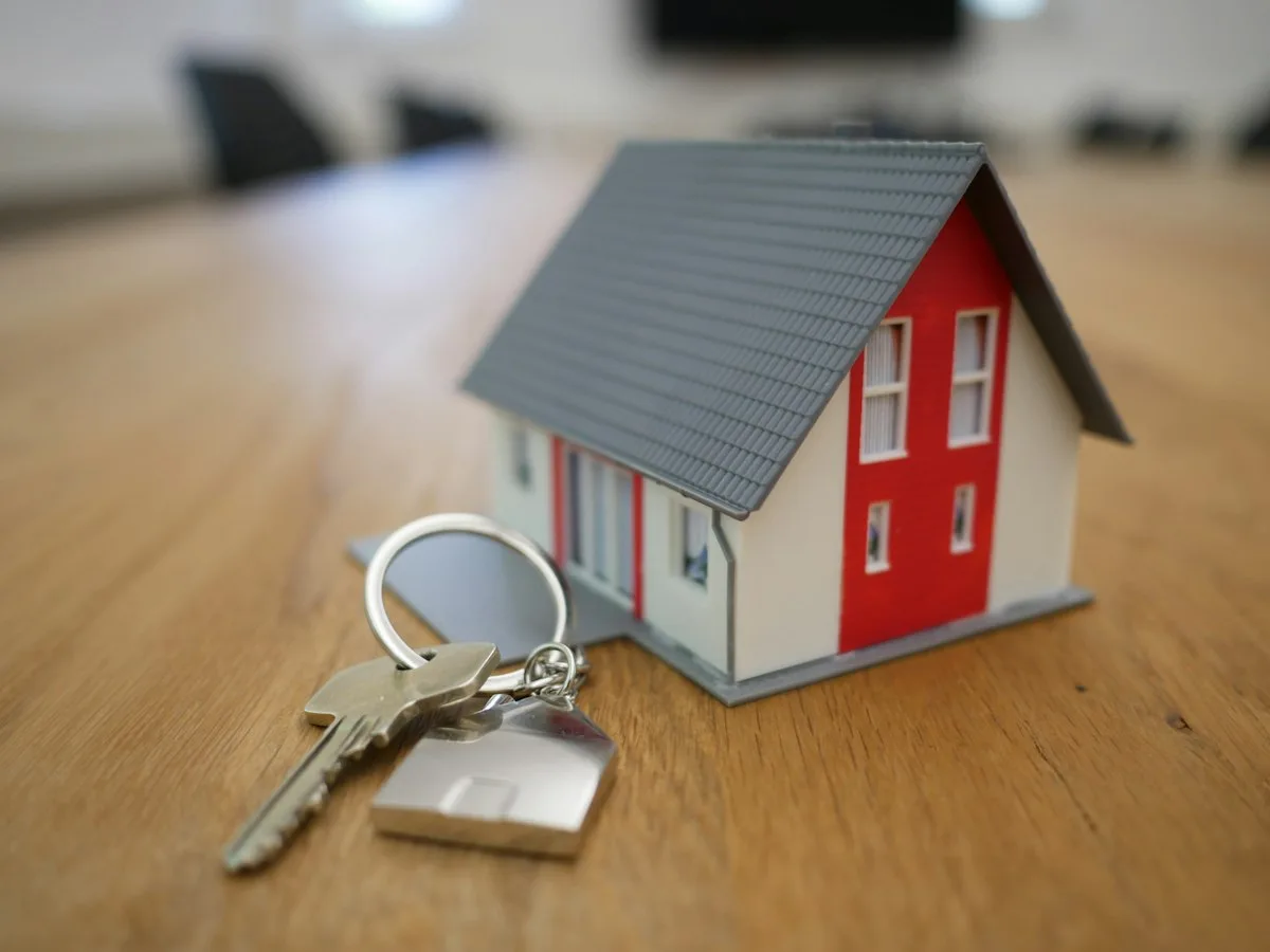 Clés et maquette de logement : bail et plafonds