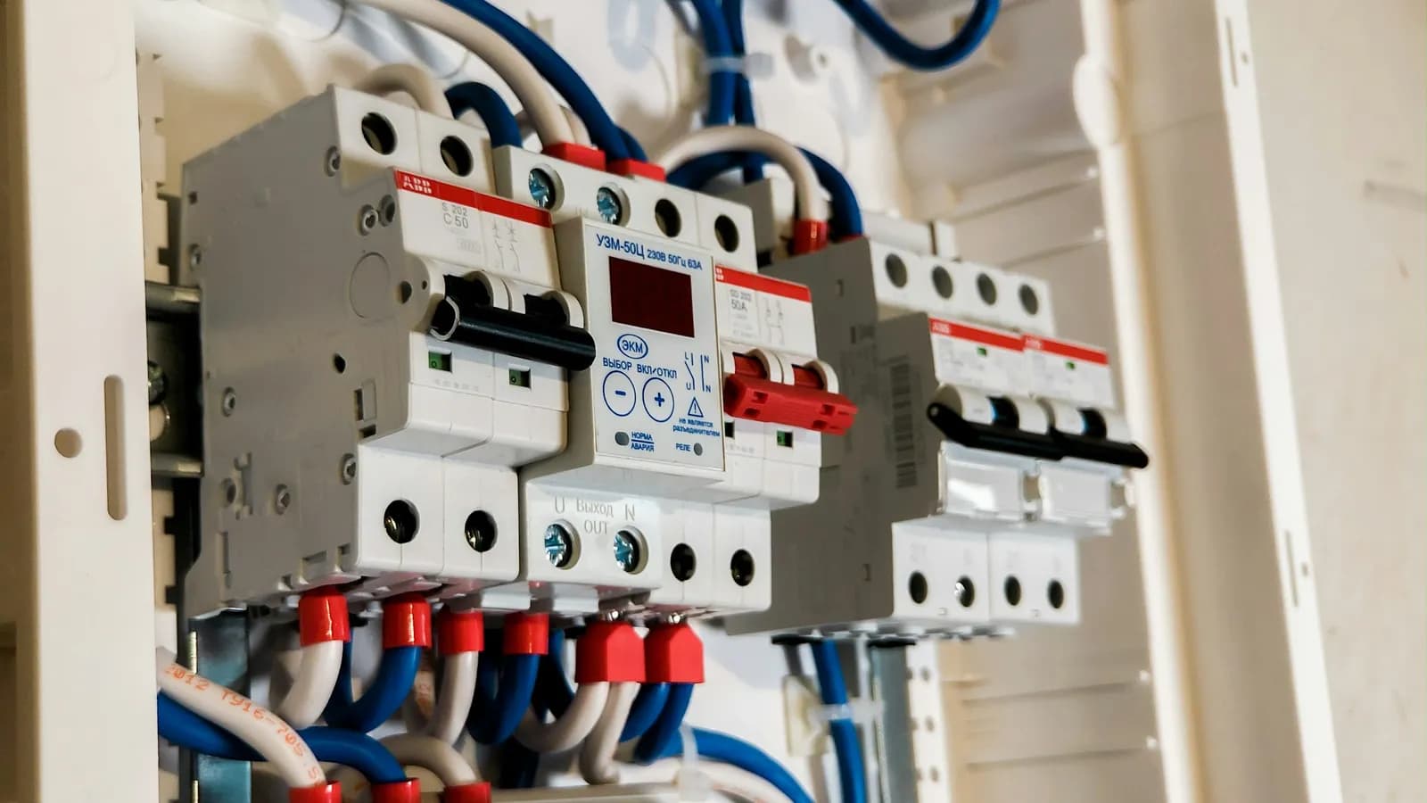 Tableau électrique ouvert avec ses disjoncteurs, l'un des points contrôlés par le diagnostic électricité
