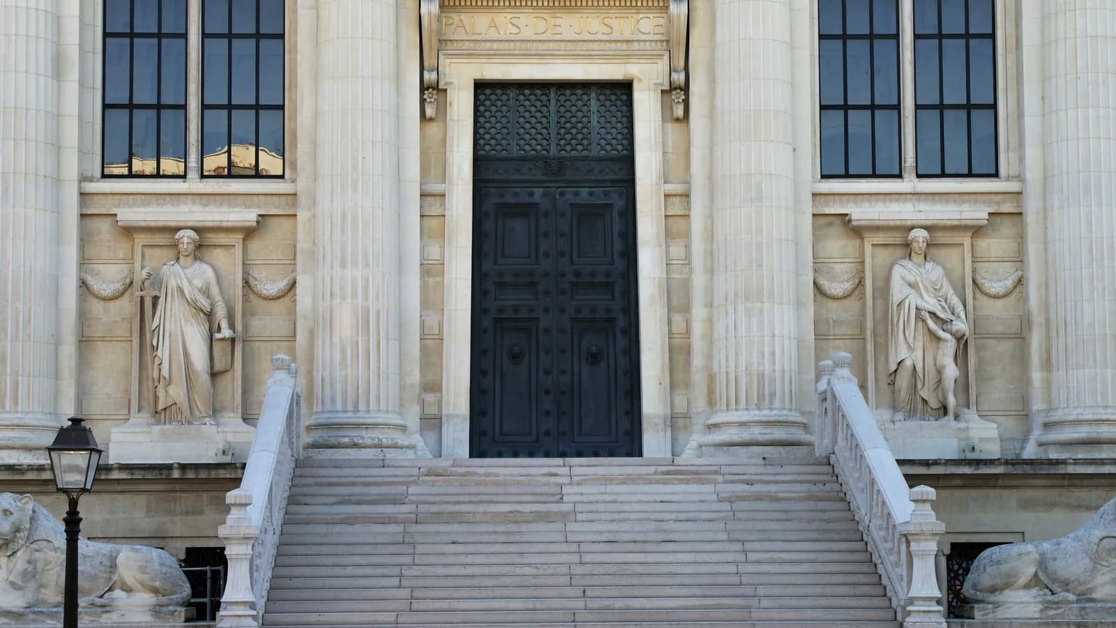 Entrée du palais de justice de Paris, escalier et statues