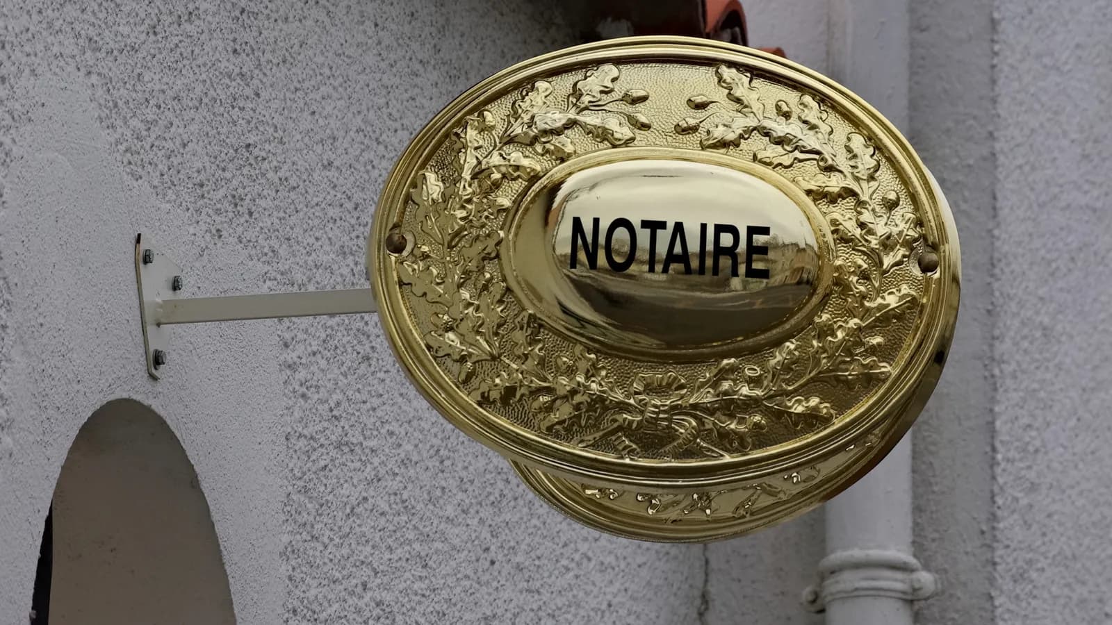 Panonceau doré « Notaire » sur une façade