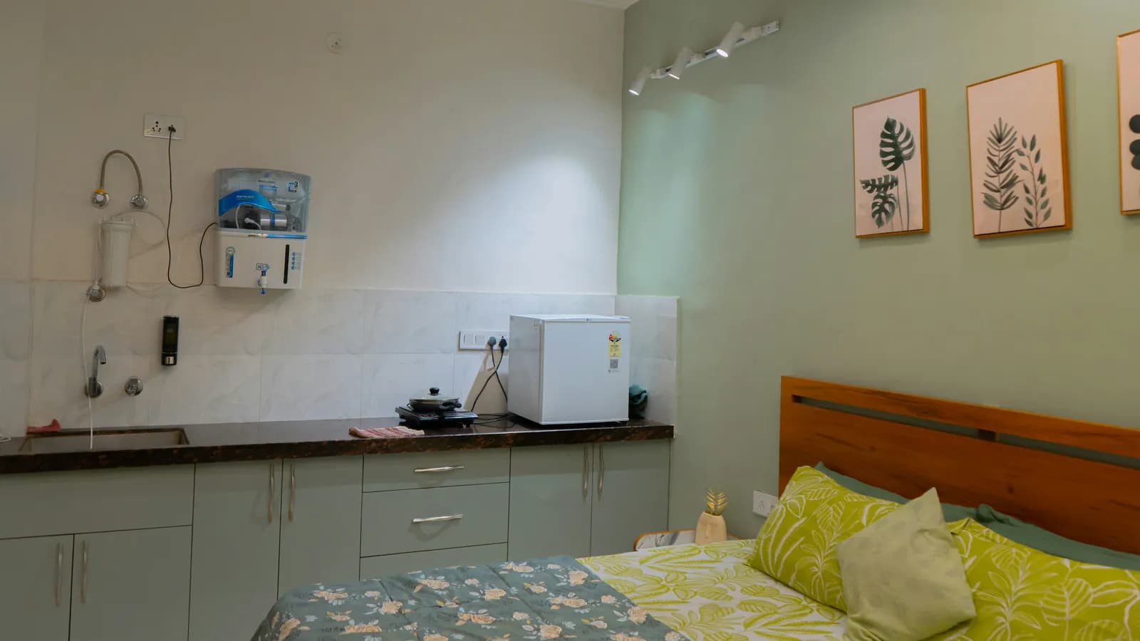 Studio meublé avec lit, coin cuisine, plaque de cuisson et réfrigérateur
