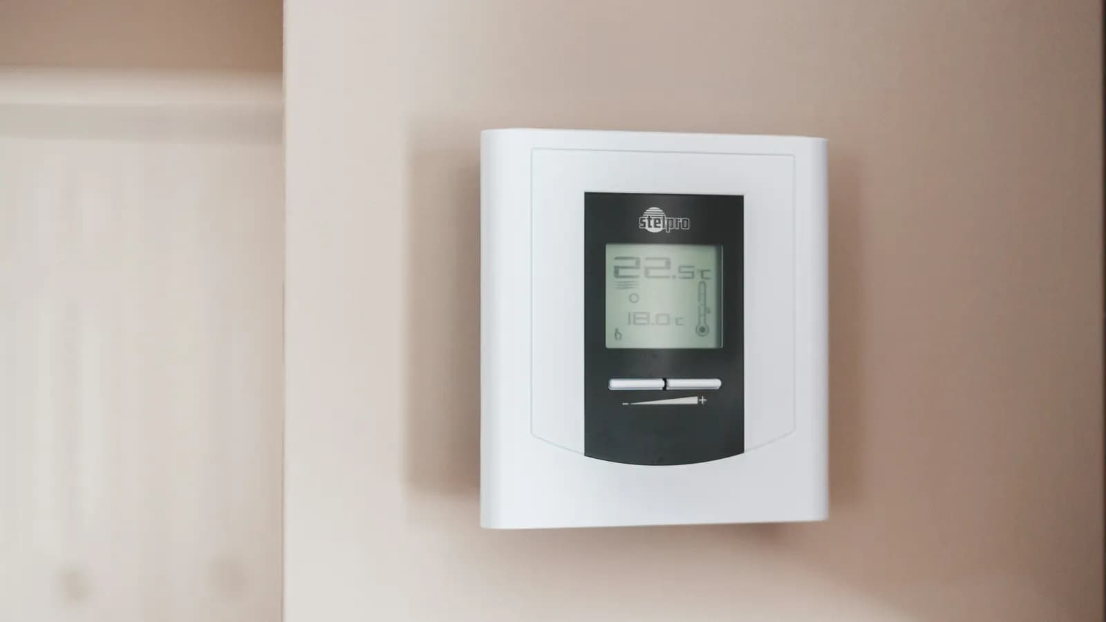 Thermostat mural de chauffage dans un appartement
