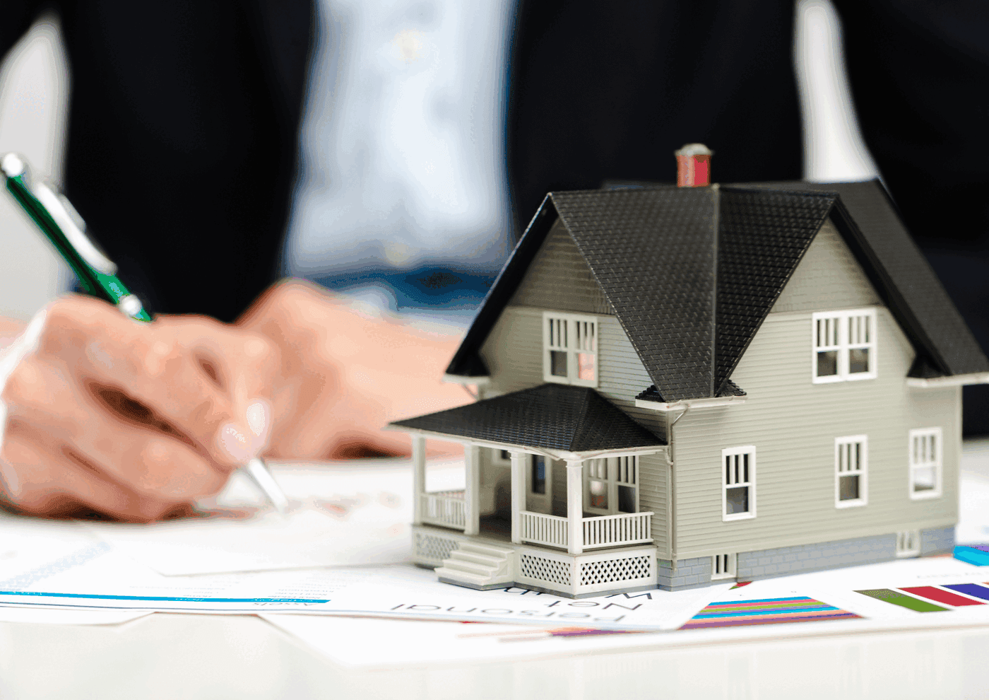 Maquette de maison sur des documents financiers