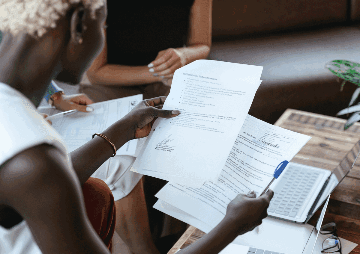 Personnes qui examinent des documents ensemble
